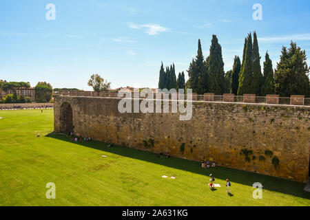 Hohe Betrachtungswinkel und der berühmten Piazza dei Miracoli in Pisa vom erhöhten Laufsteg auf der alten Stadtmauer in einem sonnigen Sommertag, Toskana, Italien Stockfoto