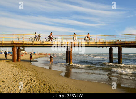 Blick auf pontile Bellavista Vittoria, einer Fußgängerzone Pier an der Küste von Lido di Camaiore, in die Versilia Küste mit Urlaubern, Toskana, Italien Stockfoto