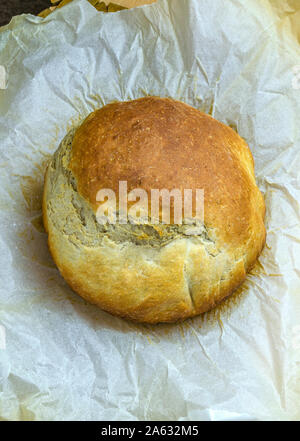 Ein backpapier mit einem frisch gebackenes Brot, knusprige Brot. Stockfoto