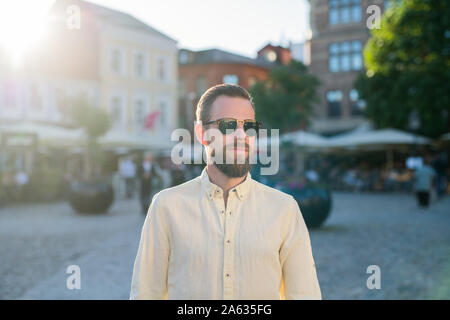 Porträt des Menschen in der Sonnenbrille auf gepflasterten Straße Stockfoto
