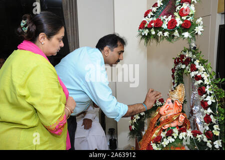 Mumbai, Maharashtra, Indien, Südostasien: Ganpati Festival; Idol von Lord Ganesh Pooja (Puja) Durchführung von Devotees; (Familie) vor dem Eintauchen Stockfoto