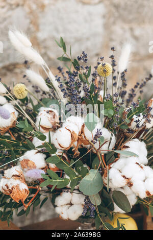 Closeup Blumenstrauß und ährchen mit Baumwolle im rustikalen Stil Stockfoto