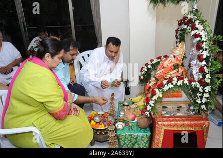 Mumbai, Maharashtra, Indien, Südostasien: Ganpati Festival; Idol von Lord Ganesh Pooja (Puja) Durchführung von Devotees; (Familie) vor dem Eintauchen Stockfoto