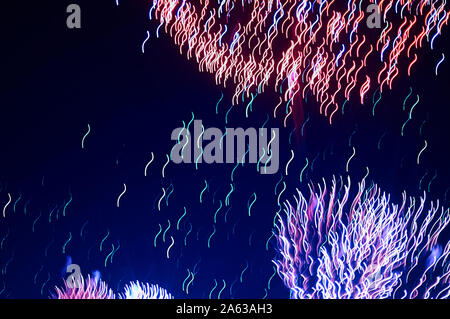 Abstrakt Blau und rote Linien weichen defokussiertem Hintergrund Feuerwerk Textur Stockfoto