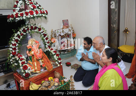 Mumbai, Maharashtra, Indien, Südostasien: Ganpati Festival; Idol von Lord Ganesh Pooja (Puja) Durchführung von Devotees; (Familie) vor dem Eintauchen Stockfoto