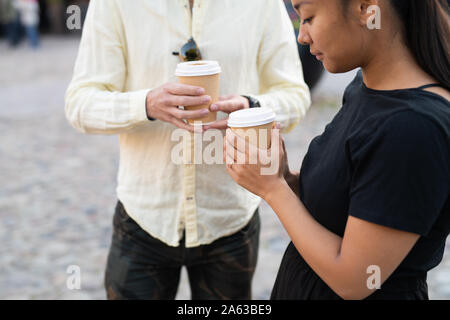 Interracial Paare genießen Kaffee der Stadt Stockfoto