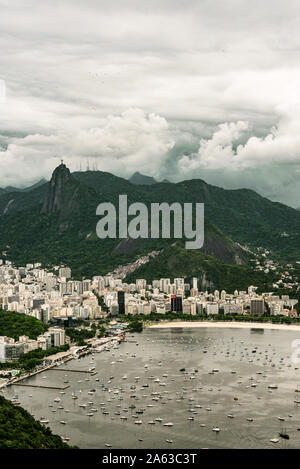 Anzeigen von Botafogo Nachbarschaft und Berge in Rio de Janeiro im Sommer. Stockfoto