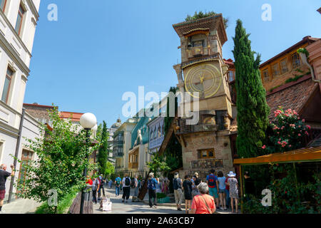Tiflis, Georgien - Juni 04, 2019: Der Glockenturm von Puppentheater Rezo Gabriadze in der Altstadt von Tiflis, Georgien Stockfoto