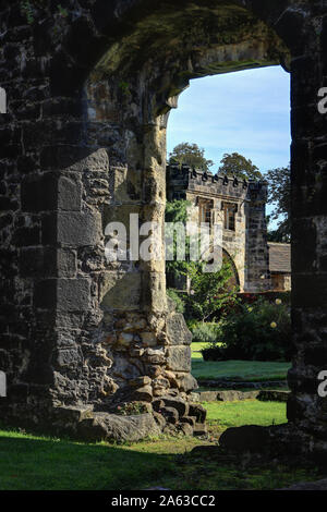 Eine alte Steinbrücke Frames der fernen Torhaus am Whalley Abbey, Lancashire, Großbritannien Stockfoto