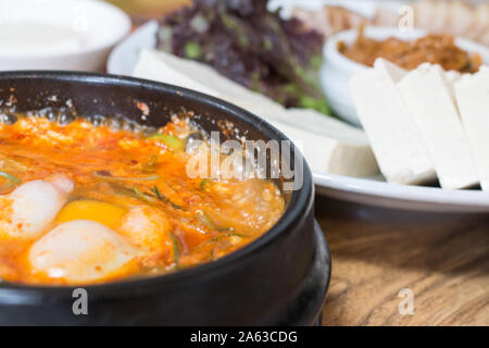 Sundubu jjigae (soft tofu Eintopf) Traditionelle koreanische Essen Stockfoto