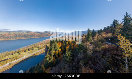 Panorama von Vista Haus bei Crown Point in der Columbia River Gorge aus Forum szenische Sicht Portland Frauen auf einen ruhigen Herbst Tag gesehen. Stockfoto