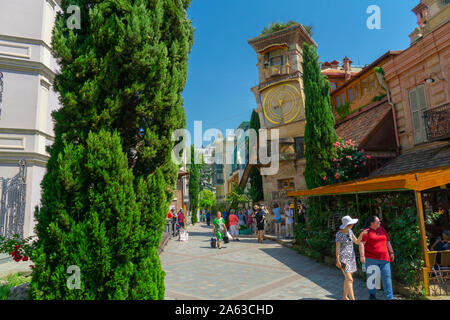 Tiflis, Georgien - Juni 04, 2019: Der Glockenturm von Puppentheater Rezo Gabriadze in der Altstadt von Tiflis, Georgien Stockfoto