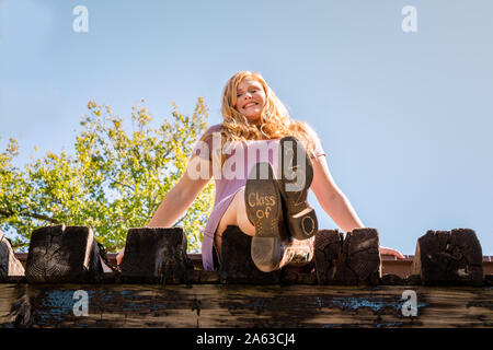 Teen Girl posiert für ein High School senior portrait Foto draußen auf einer Brücke Stockfoto