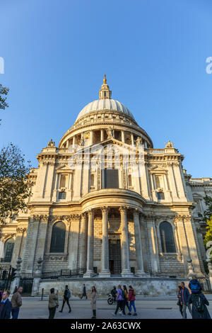 Blick von der St. Paul Kirchhof der Londoner Sehenswürdigkeiten, historischen St Paul's Kathedrale und die Kuppel von Sir Christopher Wren an einem sonnigen Herbsttag konzipiert Stockfoto