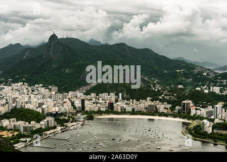 Anzeigen von Botafogo Nachbarschaft und Berge in Rio de Janeiro im Sommer. Stockfoto