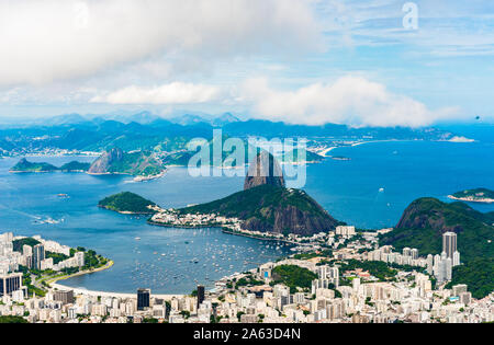 Panoramablick von Botafogo und Pao De Acucar in Rio de Janeiro im Sommer. Stockfoto