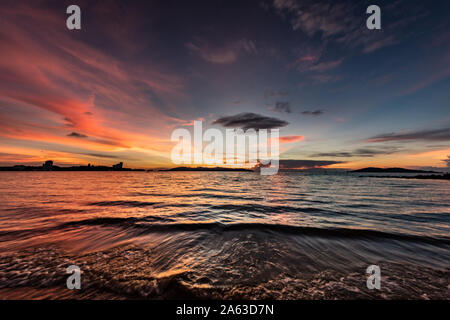Sonnenuntergang am Strand von Kota Kinabalu, Borneo Stockfoto
