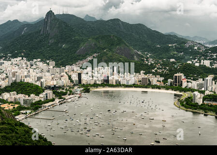 Anzeigen von Botafogo Nachbarschaft und Berge in Rio de Janeiro im Sommer. Stockfoto