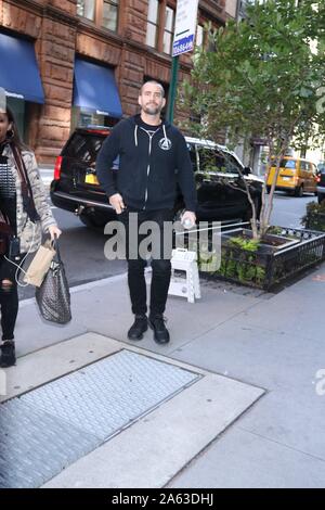 New York, New York, USA. 23 Okt, 2019. Oktober 23, 2019 Phil "CM Punk'Bäche an Bauen Serie über neuen Film Mädchen im dritten Stock in New York zu sprechen. Oktober 23, 2019 Credit: RW/MediaPunch Credit: MediaPunch Inc/Alamy leben Nachrichten Stockfoto