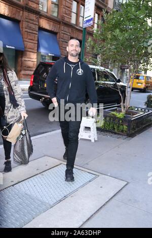 New York, New York, USA. 23 Okt, 2019. Oktober 23, 2019 Phil "CM Punk'Bäche an Bauen Serie über neuen Film Mädchen im dritten Stock in New York zu sprechen. Oktober 23, 2019 Credit: RW/MediaPunch Credit: MediaPunch Inc/Alamy leben Nachrichten Stockfoto