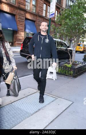 New York, New York, USA. 23 Okt, 2019. Oktober 23, 2019 Phil "CM Punk'Bäche an Bauen Serie über neuen Film Mädchen im dritten Stock in New York zu sprechen. Oktober 23, 2019 Credit: RW/MediaPunch Credit: MediaPunch Inc/Alamy leben Nachrichten Stockfoto