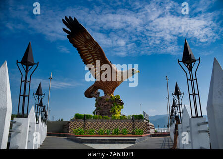 Langkawi, Malaysia 08.12.2019: Eagle Square oder Dataran Lang ist eine der bekanntesten Langkawi künstlichen Attraktionen, eine große Skulptur eines Rotbraun Stockfoto