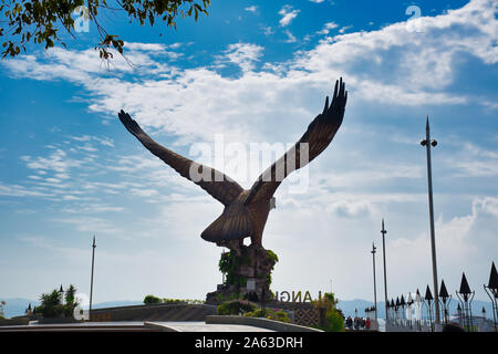 Langkawi, Malaysia 08.12.2019: Eagle Square oder Dataran Lang ist eine der bekanntesten Langkawi künstlichen Attraktionen, eine große Skulptur eines Rotbraun Stockfoto