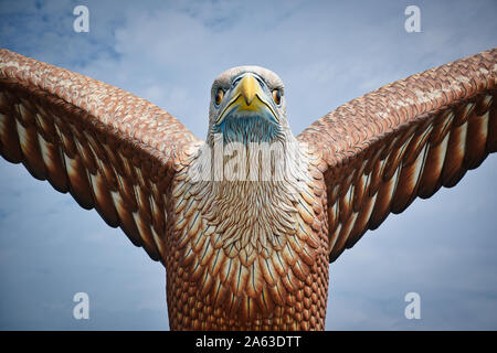 Langkawi, Malaysia 08.12.2019: Eagle Square oder Dataran Lang ist eine der bekanntesten Langkawi künstlichen Attraktionen, eine große Skulptur eines Rotbraun Stockfoto