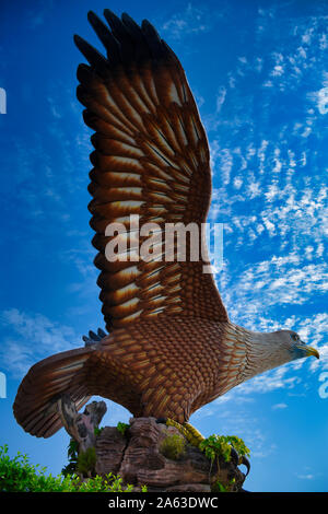 Langkawi, Malaysia 08.12.2019: Eagle Square oder Dataran Lang ist eine der bekanntesten Langkawi künstlichen Attraktionen, eine große Skulptur eines Rotbraun Stockfoto