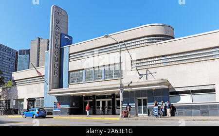 Die Greyhound-Station Cleveland an der Chester Avenue in der Innenstadt von Cleveland, Ohio, USA, wurde 1948 eröffnet und ist bis heute aktiv. Stockfoto