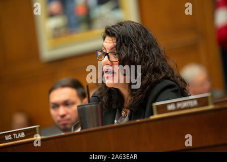 Washington DC, USA. 23 Okt, 2019. United States Vertreter Rashida Tlaib (Demokrat aus Michigan) spricht mit Facebook CEO Mark Zuckerberg während der US-Haus Ausschuss für Finanzdienstleistungen im Hinblick auf neue von Facebook cryptocurrency auf dem Capitol Hill in Washington, DC, USA am 23. Oktober 2019. Credit: Stefani Reynolds/CNP/MediaPunch Credit: MediaPunch Inc/Alamy leben Nachrichten Stockfoto