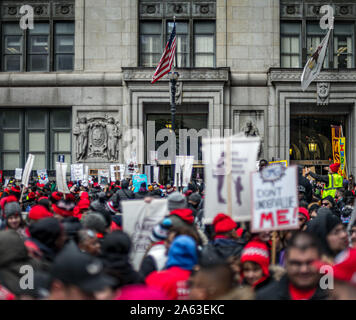 Chicago, Illinois, USA. 23 Okt, 2019. Chicago Public School Lehrer, Schüler, Mitarbeiter und Unterstützer Rallyesport in Daley Plaza für den fünften Tag der markante, nach einem Wochenende von festgefahrenen Verhandlungen mit der Stadt. Quelle: Chris Riha/ZUMA Draht/Alamy leben Nachrichten Stockfoto