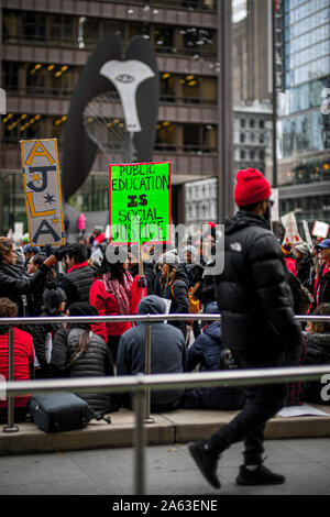 Chicago, Illinois, USA. 23 Okt, 2019. Chicago Public School Lehrer, Schüler, Mitarbeiter und Unterstützer Rallyesport in Daley Plaza für den fünften Tag der markante, nach einem Wochenende von festgefahrenen Verhandlungen mit der Stadt. Quelle: Chris Riha/ZUMA Draht/Alamy leben Nachrichten Stockfoto