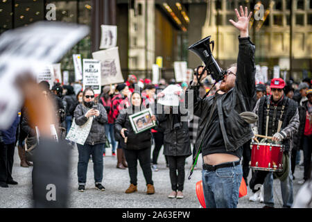 Chicago, Illinois, USA. 23 Okt, 2019. Chicago Public School Lehrer, Schüler, Mitarbeiter und Unterstützer Rallyesport in Daley Plaza für den fünften Tag der markante, nach einem Wochenende von festgefahrenen Verhandlungen mit der Stadt. Quelle: Chris Riha/ZUMA Draht/Alamy leben Nachrichten Stockfoto