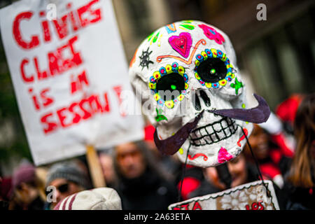 Chicago, Illinois, USA. 23 Okt, 2019. Chicago Public School Lehrer, Schüler, Mitarbeiter und Unterstützer Rallyesport in Daley Plaza für den fünften Tag der markante, nach einem Wochenende von festgefahrenen Verhandlungen mit der Stadt. Quelle: Chris Riha/ZUMA Draht/Alamy leben Nachrichten Stockfoto