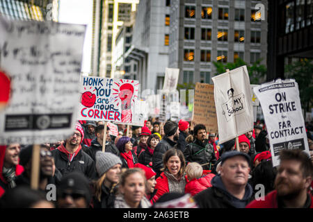 Chicago, Illinois, USA. 23 Okt, 2019. Chicago Public School Lehrer, Schüler, Mitarbeiter und Unterstützer marschieren durch die Straßen der Chicago Loop für den fünften Tag der markante, nach einem Wochenende von festgefahrenen Verhandlungen mit der Stadt. Quelle: Chris Riha/ZUMA Draht/Alamy leben Nachrichten Stockfoto