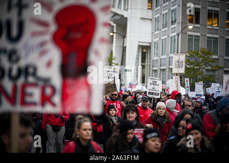 Chicago, Illinois, USA. 23 Okt, 2019. Chicago Public School Lehrer, Schüler, Mitarbeiter und Unterstützer marschieren durch die Straßen der Chicago Loop für den fünften Tag der markante, nach einem Wochenende von festgefahrenen Verhandlungen mit der Stadt. Quelle: Chris Riha/ZUMA Draht/Alamy leben Nachrichten Stockfoto