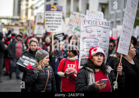 Chicago, Illinois, USA. 23 Okt, 2019. Chicago Public School Lehrer, Schüler, Mitarbeiter und Unterstützer marschieren durch die Straßen der Chicago Loop für den fünften Tag der markante, nach einem Wochenende von festgefahrenen Verhandlungen mit der Stadt. Quelle: Chris Riha/ZUMA Draht/Alamy leben Nachrichten Stockfoto