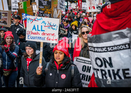 Chicago, Illinois, USA. 23 Okt, 2019. Chicago Public School Lehrer, Schüler, Mitarbeiter und Unterstützer marschieren durch die Straßen der Chicago Loop für den fünften Tag der markante, nach einem Wochenende von festgefahrenen Verhandlungen mit der Stadt. Quelle: Chris Riha/ZUMA Draht/Alamy leben Nachrichten Stockfoto