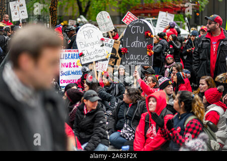 Chicago, Illinois, USA. 23 Okt, 2019. Chicago Public School Lehrer, Schüler, Mitarbeiter und Unterstützer Holding ein Sit-in den Straßen rund um das Rathaus und Daley Plaza, dem fünften Tag des markanten nach einem Wochenende von festgefahrenen Verhandlungen mit der Stadt. Quelle: Chris Riha/ZUMA Draht/Alamy leben Nachrichten Stockfoto