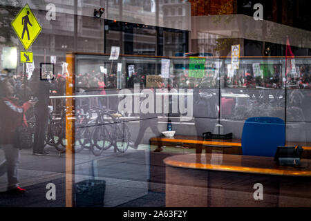 Chicago, Illinois, USA. 23 Okt, 2019. Eine Reflexion in der Nähe von Chicago, Lehrer, Studenten, und Verbündeten Rallyesport in Daley Plaza, am fünften Tag der Streikenden mit Kein schnelles Ende in Sicht. Quelle: Chris Riha/ZUMA Draht/Alamy leben Nachrichten Stockfoto