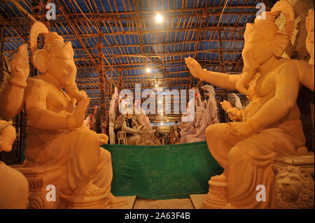 Mumbai, Maharashtra, Indien, Südostasien: Workshop für die großen Idole von Lord Ganesh elefantenköpfige Ganesha Hindu Gott für Ganpati Festival. Stockfoto