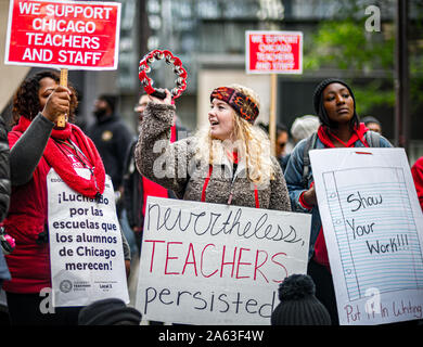 Chicago, Illinois, USA. 23 Okt, 2019. Chicago Public School Lehrer, Schüler, Mitarbeiter und Unterstützer Rallyesport in Daley Plaza für den fünften Tag der markante, nach einem Wochenende von festgefahrenen Verhandlungen mit der Stadt. Quelle: Chris Riha/ZUMA Draht/Alamy leben Nachrichten Stockfoto