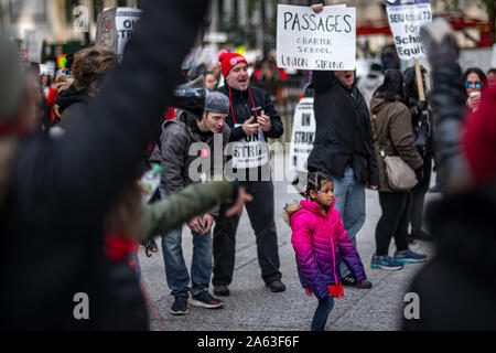 Chicago, Illinois, USA. 23 Okt, 2019. Chicago Public School Lehrer, Schüler, Mitarbeiter und Unterstützer Rallyesport in Daley Plaza für den fünften Tag der markante, nach einem Wochenende von festgefahrenen Verhandlungen mit der Stadt. Quelle: Chris Riha/ZUMA Draht/Alamy leben Nachrichten Stockfoto