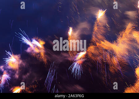 Preiswertes Feuerwerk über der Stadt gelb, blau und weiß. Hell und glänzend. Für jeden Zweck. Feier Konzept. Stockfoto