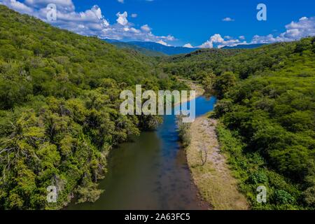 Luftaufnahme von Cuchujaqui Fluss in der Monte Mojino Reserve mit einem Ökosystem von niedrigen Laubwald, in der Sierra de Alamos Flora und Fauna schutz Bereich Cuchujaqui Fluss ist einer der 39 Flora und Fauna Schutzgebiete in Mexiko. © (© Foto: LuisGutierrez/NortePhoto.com) vista Aerea de Río Cuchujaqui en la Reserva Monte Mojino con ecosistema de Selva baja caducifolia, Dentro del área de Protección de Flora y Fauna Sierra de Alamos Río Cuchujaqui es una de las 39 Áreas de Protección de Flora y Fauna de México. © (© Foto: LuisGutierrez/NortePhoto.com) Stockfoto