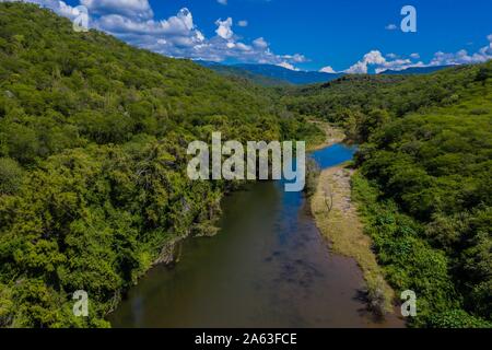 Luftaufnahme von Cuchujaqui Fluss in der Monte Mojino Reserve mit einem Ökosystem von niedrigen Laubwald, in der Sierra de Alamos Flora und Fauna schutz Bereich Cuchujaqui Fluss ist einer der 39 Flora und Fauna Schutzgebiete in Mexiko. © (© Foto: LuisGutierrez/NortePhoto.com) vista Aerea de Río Cuchujaqui en la Reserva Monte Mojino con ecosistema de Selva baja caducifolia, Dentro del área de Protección de Flora y Fauna Sierra de Alamos Río Cuchujaqui es una de las 39 Áreas de Protección de Flora y Fauna de México. © (© Foto: LuisGutierrez/NortePhoto.com) Stockfoto