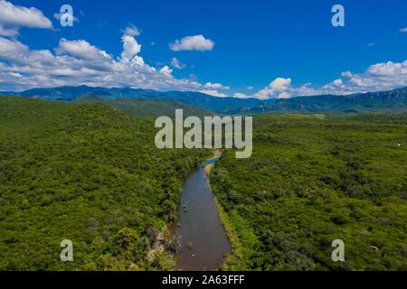 Luftaufnahme von Cuchujaqui Fluss in der Monte Mojino Reserve mit einem Ökosystem von niedrigen Laubwald, in der Sierra de Alamos Flora und Fauna schutz Bereich Cuchujaqui Fluss ist einer der 39 Flora und Fauna Schutzgebiete in Mexiko. © (© Foto: LuisGutierrez/NortePhoto.com) vista Aerea de Río Cuchujaqui en la Reserva Monte Mojino con ecosistema de Selva baja caducifolia, Dentro del área de Protección de Flora y Fauna Sierra de Alamos Río Cuchujaqui es una de las 39 Áreas de Protección de Flora y Fauna de México. © (© Foto: LuisGutierrez/NortePhoto.com) Stockfoto