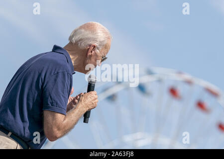 Des Moines, Iowa, USA. 8 Aug, 2019. 2020 Demokratische Hoffnung der ehemalige US-Vizepräsident Joe Biden spricht an der Des Moines Register politischen Sonntagsreden an der Iowa State Fair am 8. August 2019 in Des Moines, Iowa. Credit: Alex Edelman/ZUMA Draht/Alamy leben Nachrichten Stockfoto
