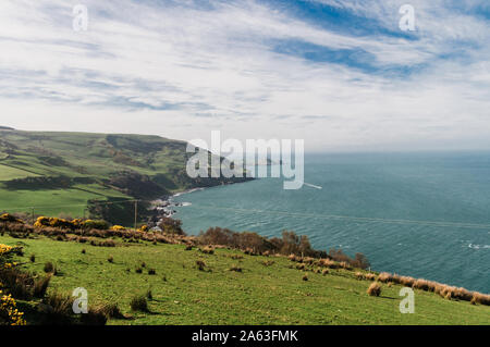 Einen malerischen Blick auf Causeway Coastal Route in Nordirland. Rolling Hills auf Antrim Coast Stockfoto
